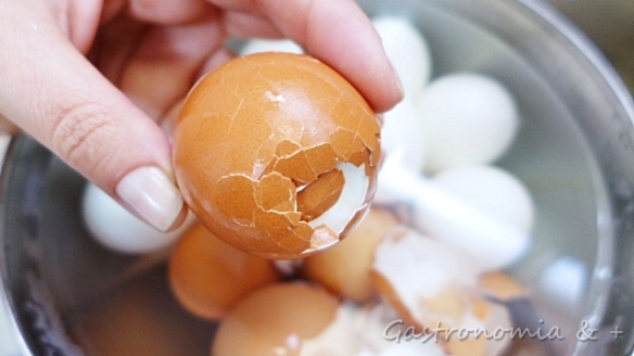 Comece descascar pelo fundo do ovo. #ficaadica 