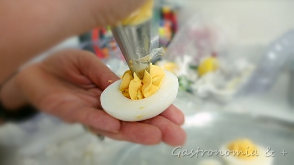 Utilize um saco de confeitar com bico estrela ou uma colher de chá para rechear os ovos.